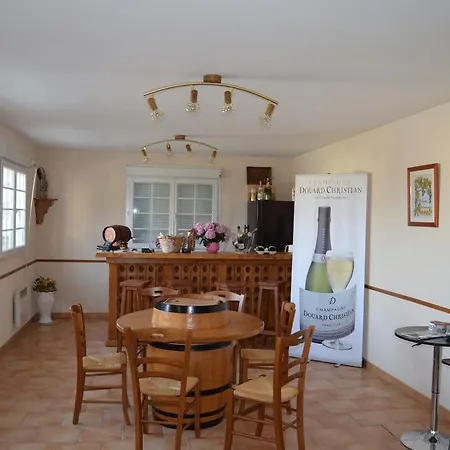 לינה וארוחת בוקר D'hotes & Champagne Douard 3*